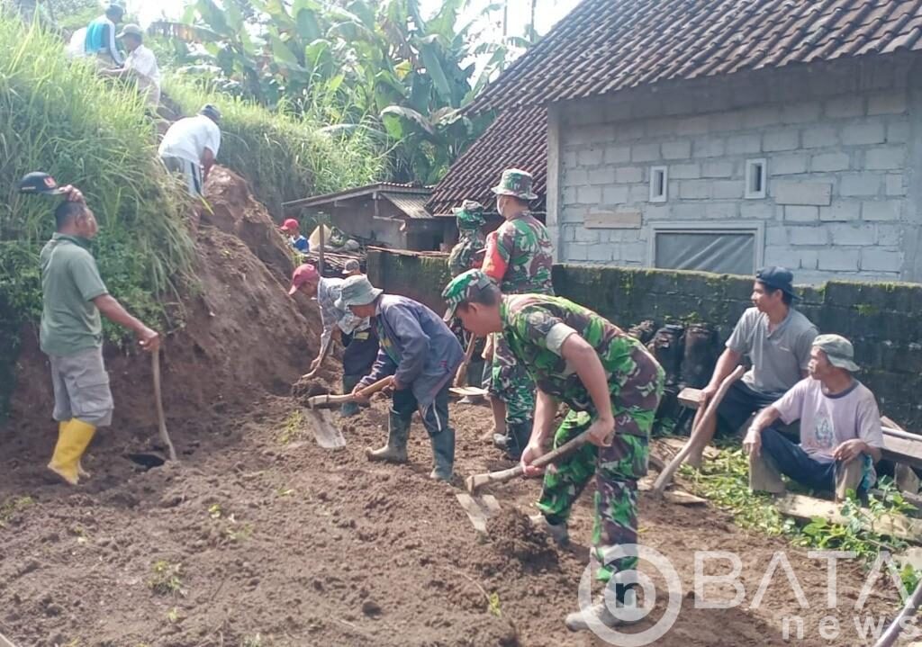 Wujud Nyata, Anggota Koramil Gandusari Bantu Warga Binaannya Bersihkan Material Akibat Bencana Tanah Longsor