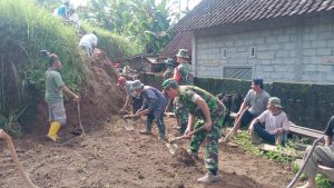 Wujud Nyata, Anggota Koramil Gandusari Bantu Warga Binaannya Bersihkan Material Akibat Bencana Tanah Longsor