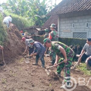 Wujud Nyata, Anggota Koramil Gandusari Bantu Warga Binaannya Bersihkan Material Akibat Bencana Tanah Longsor