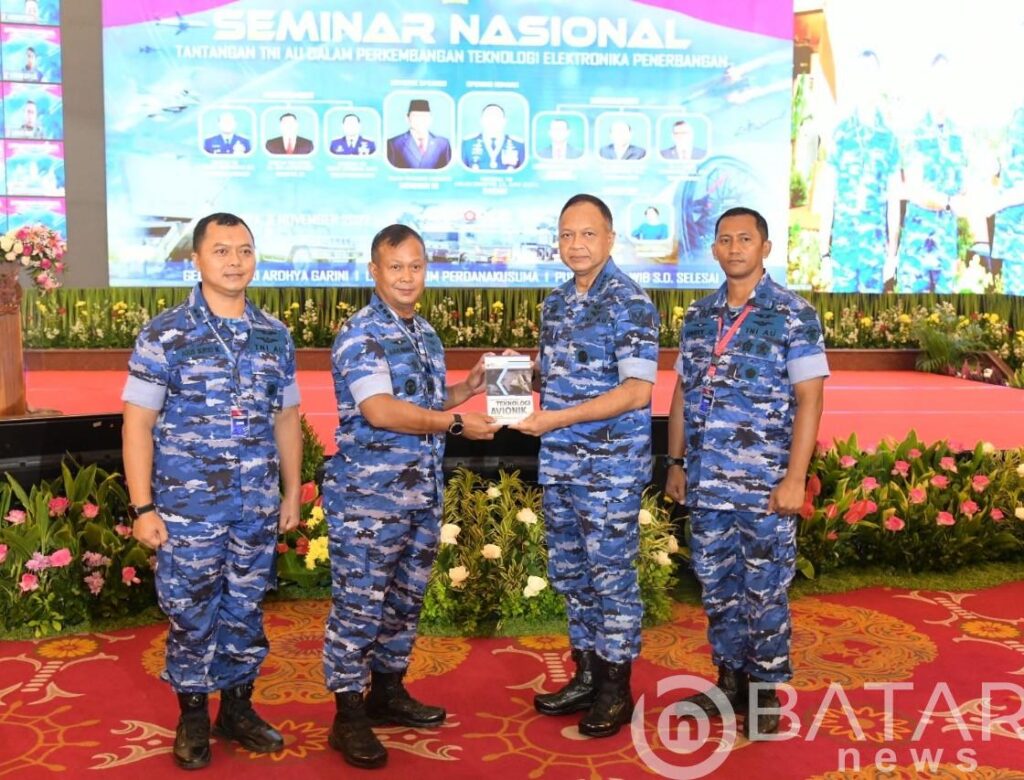 Dandepohar 20 Serahkan Buku Teknologi Avionik Kepada Kasau
