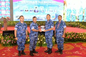 Dandepohar 20 Serahkan Buku Teknologi Avionik Kepada Kasau