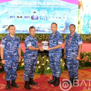 Dandepohar 20 Serahkan Buku Teknologi Avionik Kepada Kasau