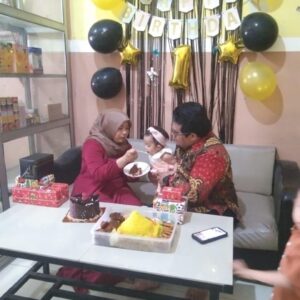 Momen Bahagia Ulang Tahun Alisha Zhafra Medina Hasibuan Ke-1 Putri Sulung Juara Dunia di Hari Guru Nasional 2022