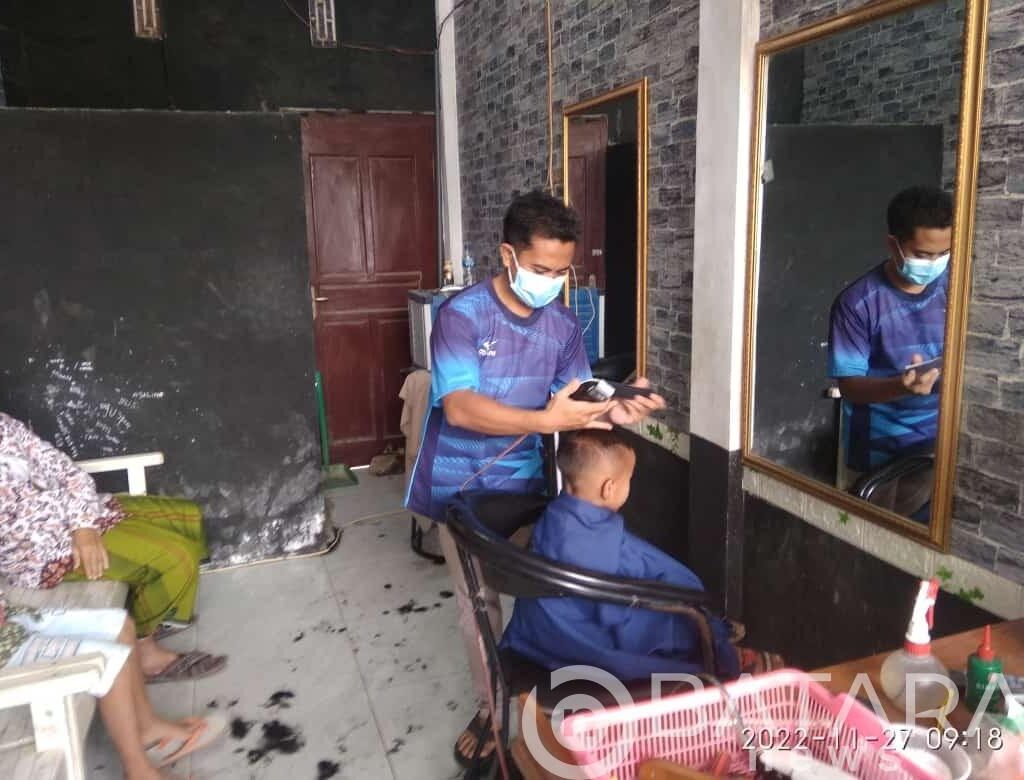 Pemuda Desa Sukses Usaha Potong Rambut, Kini Hasilkan Banyak Cuan