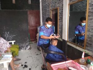 Pemuda Desa Sukses Usaha Potong Rambut, Kini Hasilkan Banyak Cuan