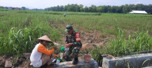 Kehadiran Babinsa Tuyuhan, Diharapkan Bisa Mengatasi Kelangkaan Pupuk Petani Tebu