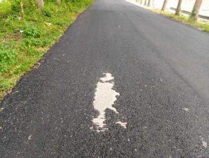 Baru Selesai Dikerjakan Aspal Jalan Sukosewu Bojonegor Sudah Terkelupas