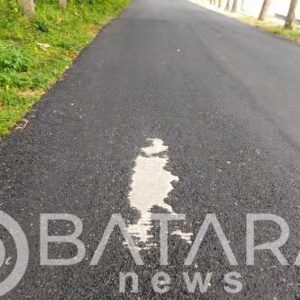Baru Selesai Dikerjakan Aspal Jalan Sukosewu Bojonegor Sudah Terkelupas