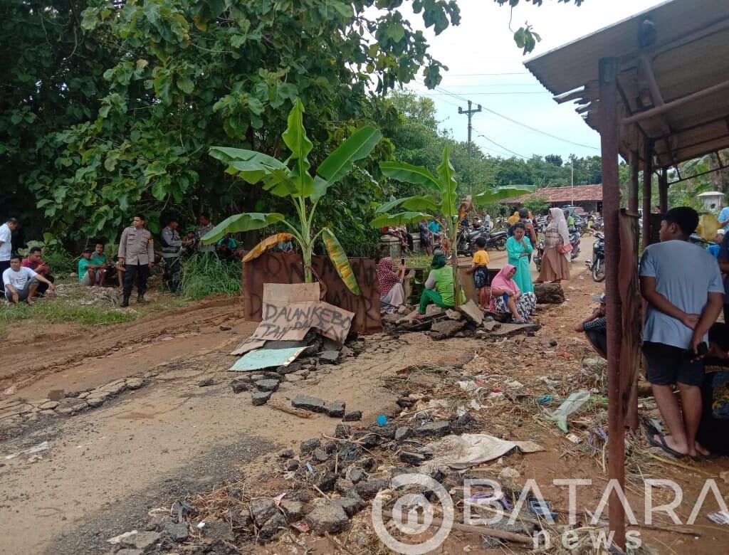 Warga Desa Prawoto Demo Adanya Jalan Rusak Parah, di Duga Dampak Dari Galian C