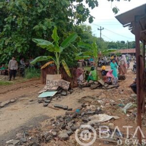 Warga Desa Prawoto Demo Adanya Jalan Rusak Parah, di Duga Dampak Dari Galian C