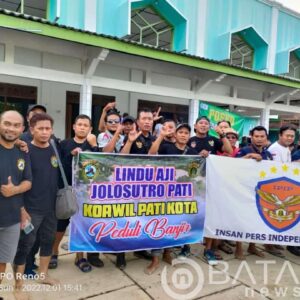 Kompak Untuk Sesama, IPIP dan Lindu Aji Salurkan Bantuan Korban Banjir di Desa Sinomwidodo