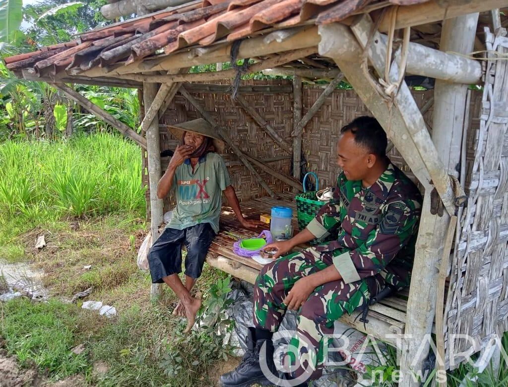 Komsos Dengan Petani, Babinsa Himbau Tingkatkan Produksi Dan Hasil Padi