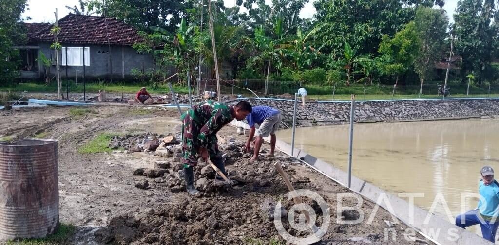 Bantu Kesulitan Rakyat, Babinsa Bersama Warga Perbaiki Embung Rusak
