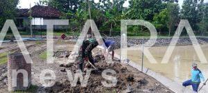 Bantu Kesulitan Rakyat, Babinsa Bersama Warga Perbaiki Embung Rusak