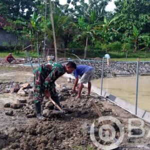 Bantu Kesulitan Rakyat, Babinsa Bersama Warga Perbaiki Embung Rusak