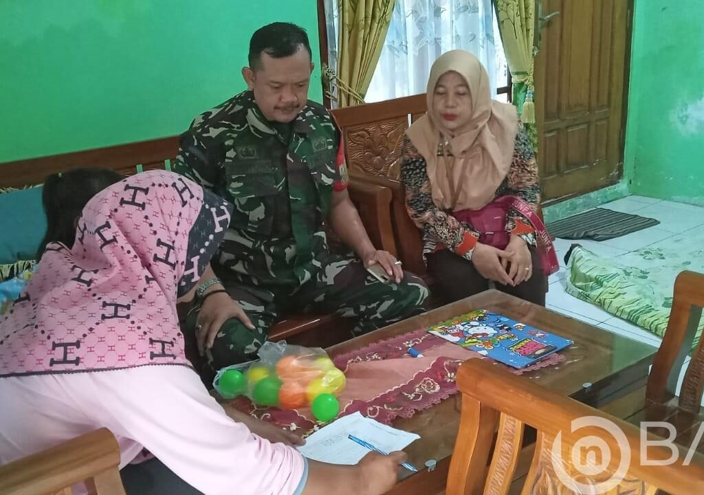 Cegah DBD, Babinsa Koramil Lasem Bersama Bidan Desa Berantas Jentik Nyamuk