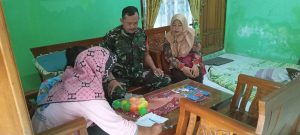 Cegah DBD, Babinsa Koramil Lasem Bersama Bidan Desa Berantas Jentik Nyamuk