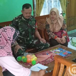 Cegah DBD, Babinsa Koramil Lasem Bersama Bidan Desa Berantas Jentik Nyamuk