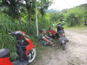 Manfaatkan Istirahat, Babinsa Komsos Dengan Petani Jagung