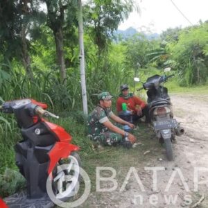 Manfaatkan Istirahat, Babinsa Komsos Dengan Petani Jagung