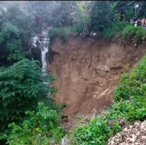 Jalan Penghubung Desa Purwokerto Ke Kecamatan Kayen Longsor, Kendaraan Roda 4 Tak Dapat Lewat