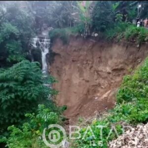 Jalan Penghubung Desa Purwokerto Ke Kecamatan Kayen Longsor, Kendaraan Roda 4 Tak Dapat Lewat