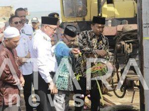 Nuansa Religi Bakal Percantik Icon Wisata Kotabaru. Tiang Pancang Masjid Dipasang Bupati Diatas Laut