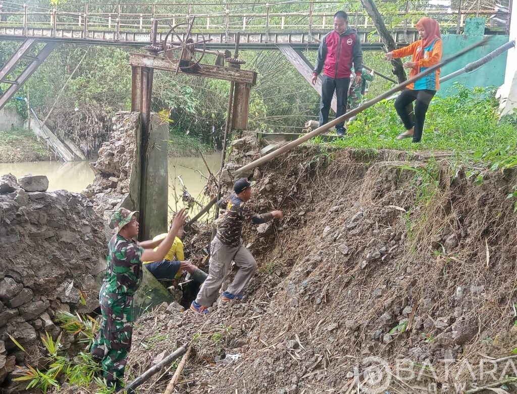Dibantu TNI Dan Warga : Kades Sihabudin Terjun Langsung Benahi Tanggul Yang Ambrol