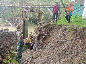 Dibantu TNI Dan Warga : Kades Sihabudin Terjun Langsung Benahi Tanggul Yang Ambrol