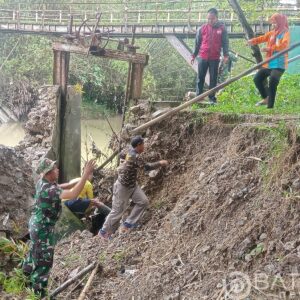 Dibantu TNI Dan Warga : Kades Sihabudin Terjun Langsung Benahi Tanggul Yang Ambrol