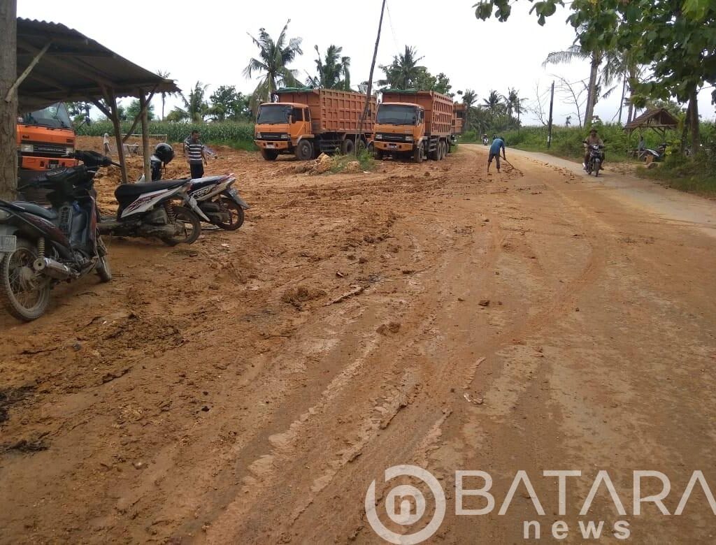 Imbas Dari Aktivitas Bongkar Muat Pasir Kwarsa di Wilayah Lodan Sarang membuat Warga Resah, Jalan Licin Serta Rawan Kecelakaan
