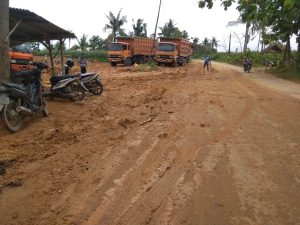 Imbas Dari Aktivitas Bongkar Muat Pasir Kwarsa di Wilayah Lodan Sarang membuat Warga Resah, Jalan Licin Serta Rawan Kecelakaan
