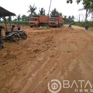 Imbas Dari Aktivitas Bongkar Muat Pasir Kwarsa di Wilayah Lodan Sarang membuat Warga Resah, Jalan Licin Serta Rawan Kecelakaan