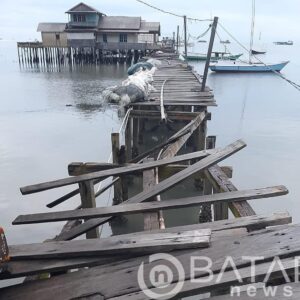Dihantam Ombak Laut Pasang, Jembatan Vital Di Kotabaru Rusak Parah