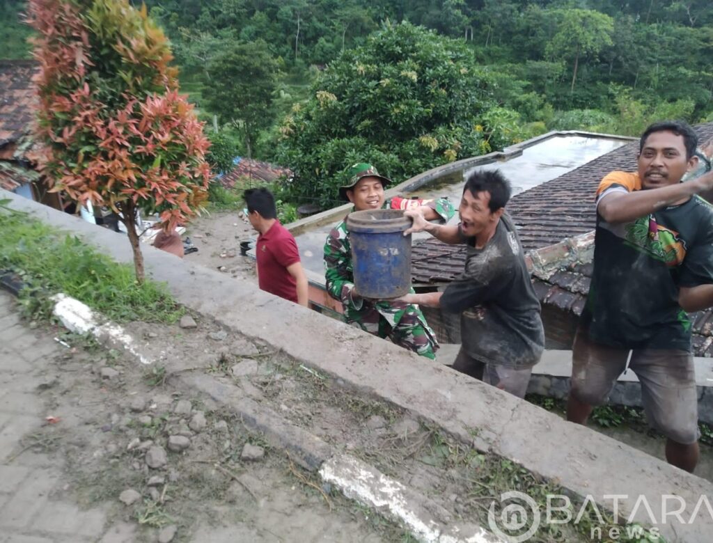 Atasi Kesulitan Warga, Babinsa Karya Bakti Tanah Longsor Di Desa Binaan