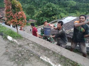 Atasi Kesulitan Warga, Babinsa Karya Bakti Tanah Longsor Di Desa Binaan