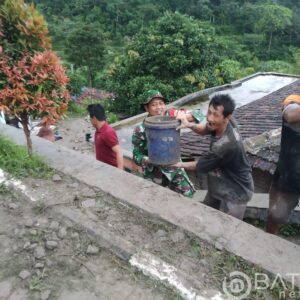 Atasi Kesulitan Warga, Babinsa Karya Bakti Tanah Longsor Di Desa Binaan