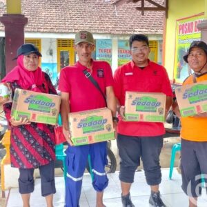 Riyanta, SH dan Sentra Margo Laras UPT Kementrian Sosial Berikan Bantuan Sembako di Desa Banjarsari Gabus Pati