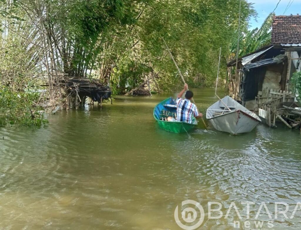 Warga Desa Kosekan Terendam Banjir 1 Meter Dikarenakan Luapan Sungai Silugonggo.