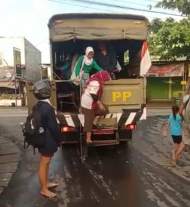 10 Hari Banjir Tak Surut, Satpol-PP Pati, Bantu Warga Mintobasuki dalam Penyebrangan Aktifitas Warga