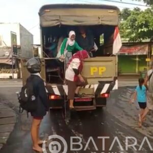 10 Hari Banjir Tak Surut, Satpol-PP Pati, Bantu Warga Mintobasuki dalam Penyebrangan Aktifitas Warga