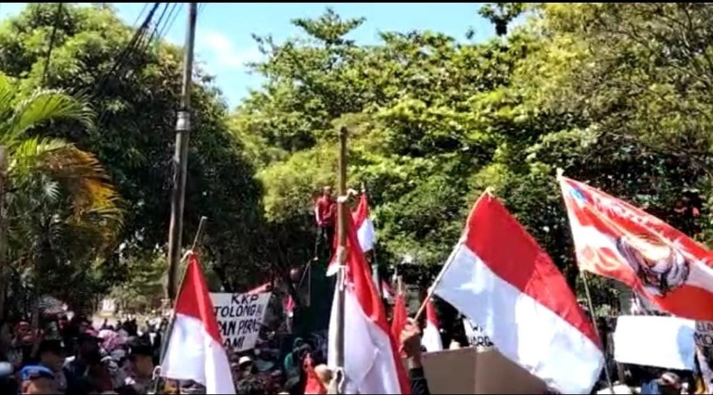 PNBP 10% , para Nelayan Gruduk Pendopo Kabupaten Pati