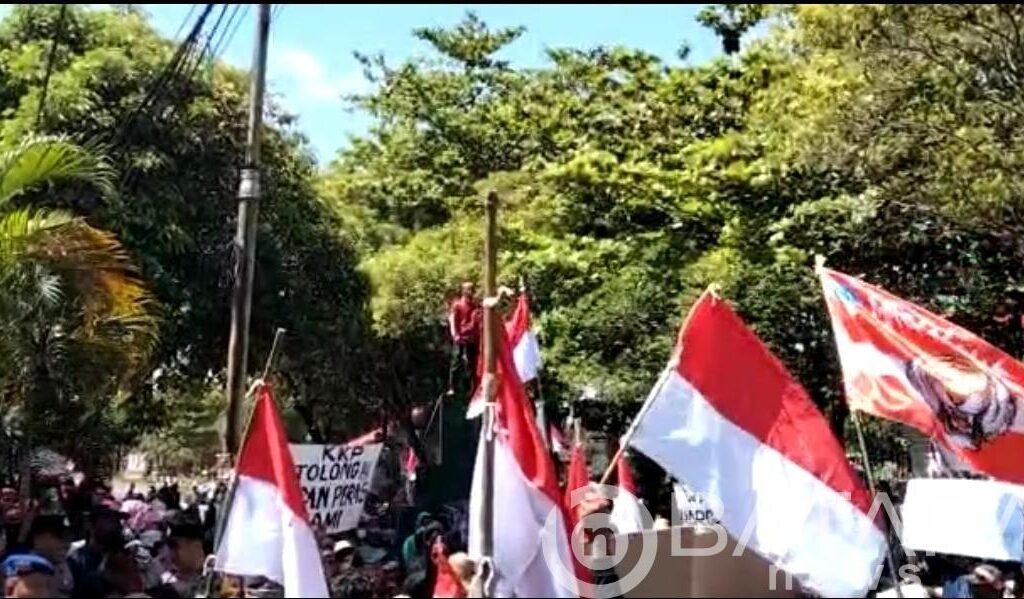 PNBP 10% , para Nelayan Gruduk Pendopo Kabupaten Pati