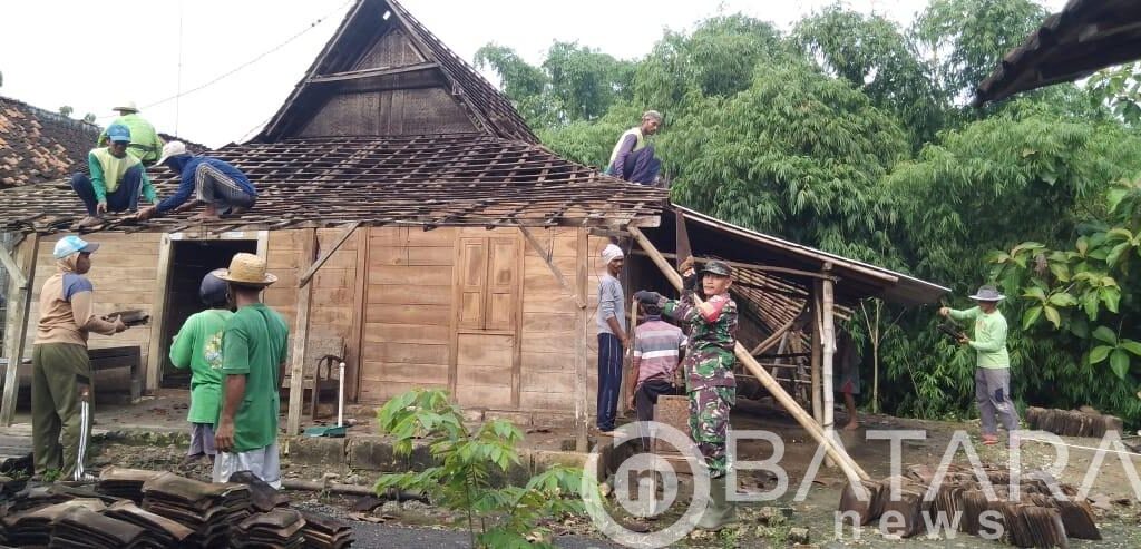Tidak Layak Huni, Babinsa Bongkar Rumah Warga Binaan