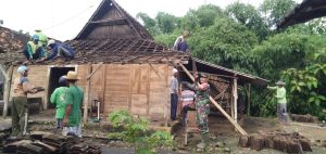 Tidak Layak Huni, Babinsa Bongkar Rumah Warga Binaan