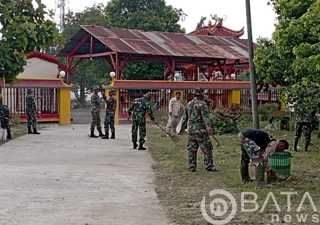 Jelang Imlek, Anggota Kodim 0720/Rembang Bersama Warga Adakan Karya Bakti