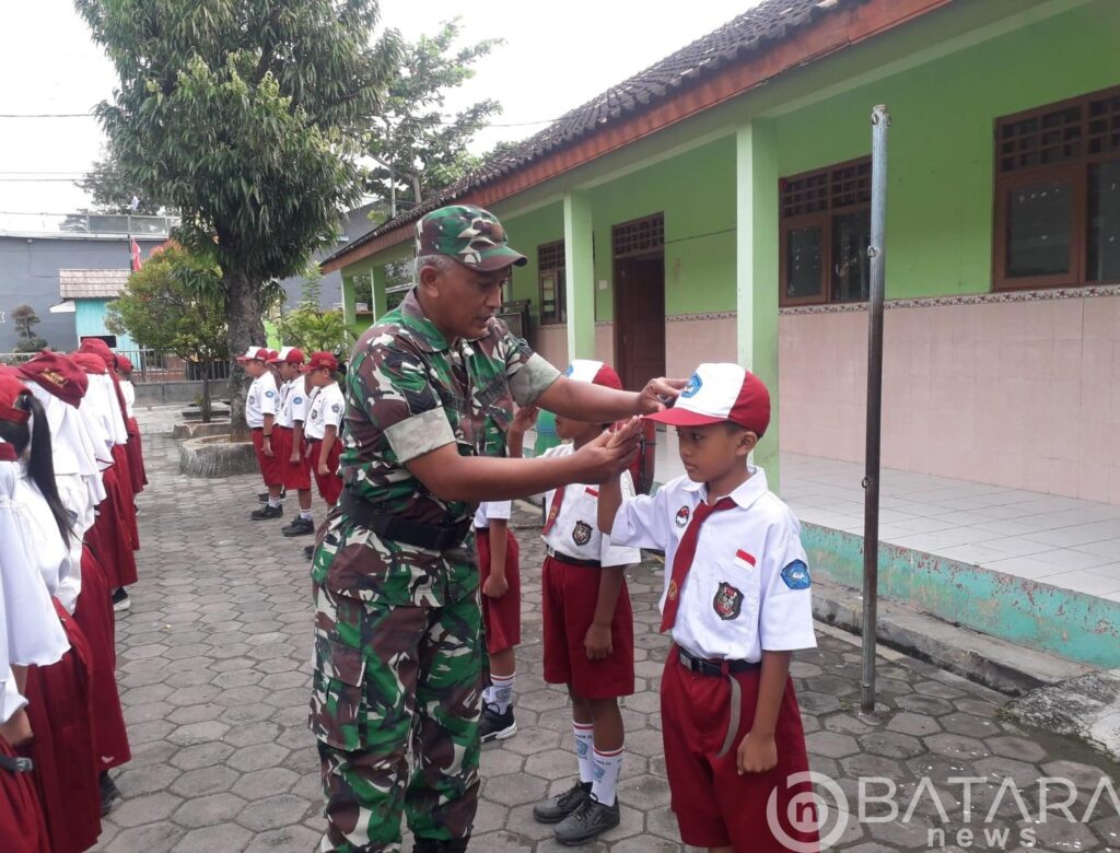 Ciptakan Disiplin Sejak Dini, Babinsa Latih PBB Siswa SD