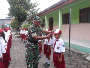 Ciptakan Disiplin Sejak Dini, Babinsa Latih PBB Siswa SD