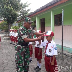 Ciptakan Disiplin Sejak Dini, Babinsa Latih PBB Siswa SD