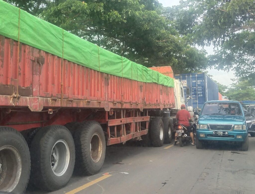 Muatan Truk Trailer Jatuh, Kemacetan Jalan Juwana Tambah Parah